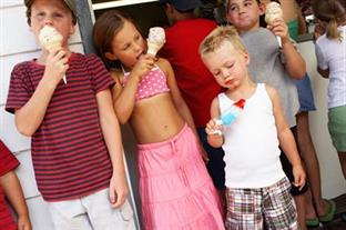 kids with ice cream